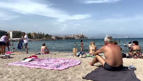 Gente-Relajándose,-Tomando-El-Sol-Y-Nadando-En-Plage-Du-Ponteil,-Playa-En-Antibes,-Francia