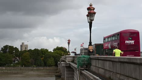 Caminando-Por-El-Puente-Putney-Hacia-Todos-Los-Santos-Dentro-De-Fulham,-Londres,-Reino-Unido.