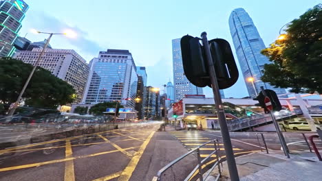 Crepúsculo-A-Lapso-De-Tiempo-De-Movimiento-Nocturno-De-Tráfico-Caótico-En-Connaught-Road-Central,-Dinámica-Ciudad-De-Hong-Kong,-Asia