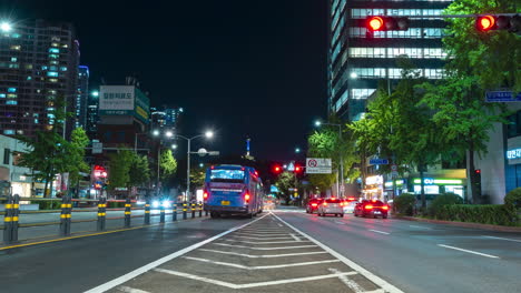 Calle-De-La-Ciudad-Concurrida-De-Noche-En-El-Centro-Con-Lapso-De-Tiempo-De-La-Escena-Del-Transporte-En-El-Distrito-De-Yongsan-gu-De-Seúl-Con-Vistas-A-La-Torre-Namsan-O-La-Torre-N-De-Seúl