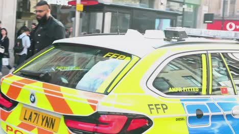 Police-rushing-through-Oxford-Street,-London,-United-Kingdom