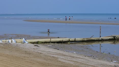 Indonesia-2-De-Septiembre-De-2022:-Niños-Jugando-En-La-Playa-De-Karangjahe,-Cámara-Lenta