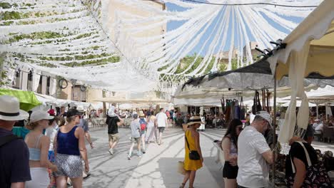 La-Gente-Va-A-Lanzar-El-Mercado-En-Pollença,-Ciudad-En-La-Isla-De-Mallorca-En-El-Mar-Balear