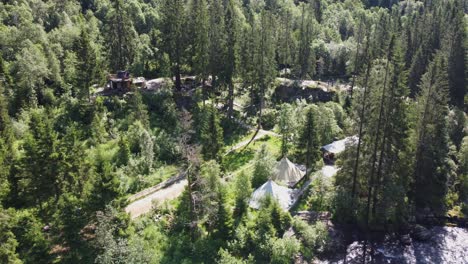 Hochseil--Und-Seilrutschenpark-Von-Voss-Active-In-Voss-Norway---Luftfliegen-Im-Park-Und-Blick-Auf-Hohe-Baumwipfel-Mit-Kletterherausforderungen