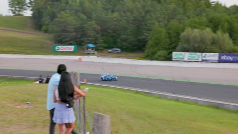 Rápido-Coche-Deportivo-Mustang-Con-Rayas-De-Carreras-Acelera-A-Través-De-Un-Giro-En-Mosport-Speedway-Durante-El-Festival-De-Conducción