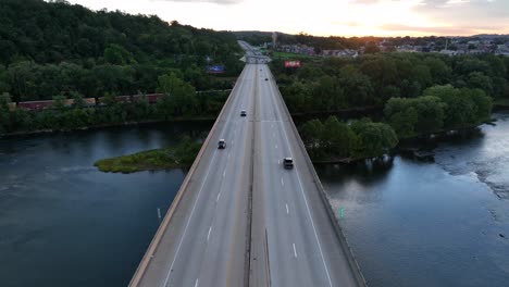 Antena-Sobre-El-Puente-De-La-Carretera-Al-Atardecer