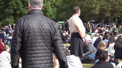 Thousands-gather-to-mourn-the-passing-of-the-Queen-in-Hyde-Park-central-London,-UK