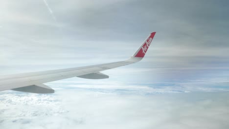 Vista-Del-Ala-Del-Avión-Airaisa-Airbus-A320-A-Través-De-La-Ventana-Del-Avión-Volando-Sobre-La-Nube