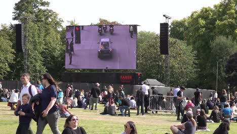 Miles-Se-Reúnen-Para-Llorar-El-Fallecimiento-De-La-Reina-Y-Ver-El-Funeral-En-Pantallas-Gigantes-En-Hyde-Park,-En-El-Centro-De-Londres,-Reino-Unido.