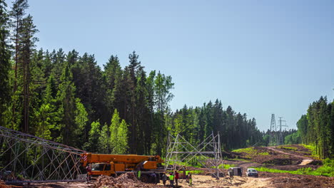 Zeitraffer,-Arbeiter-Und-Kräne-Bauen-Stromnetztürme-Auf-Dem-Land-Lettland---Jurmala