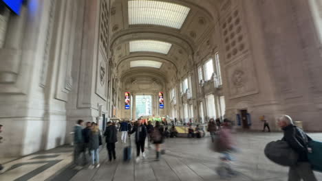 Hiperlapso-Increíble-Dentro-De-La-Estación-De-Tren-Milano-Centrale-En-La-Ciudad-De-Milán