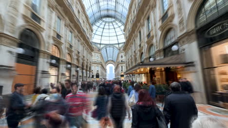 Hiperlapso-De-Turistas-Caminando-Dentro-Del-Famoso-Centro-Comercial-De-Milan