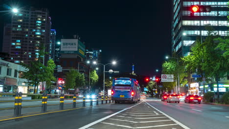 Timelapse-Del-Tráfico-Nocturno-De-Seúl-Con-Vista-Del-Punto-De-Referencia-De-La-Torre-Namsan,-Carretera-Hangang-daero,-Distrito-De-Yongsan