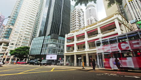 Timelapse-De-Desenfoque-De-Movimiento-Del-Tráfico-De-La-Calle-Y-El-Movimiento-Peatonal-En-La-Casa-De-Empeño-Woo-Cheong-En-Wan-Chai,-Hong-Kong