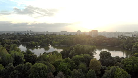 Vista-Aérea-Del-Parque-Ior-En-Sunsest,-Bucarest,-Rumania