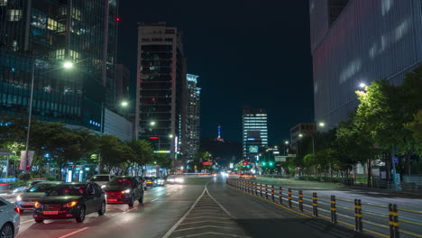 Lapso-De-Tiempo-Nocturno-De-Tráfico-De-Automóviles-Del-Distrito-De-Yongsan-Con-Una-Vista-De-La-Torre-N-De-Seúl-En-El-Centro-De-Seúl---Movimiento-De-Inclinación-Hacia-Arriba