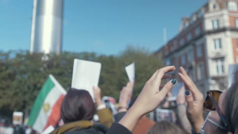 Frau-Klatscht-In-Die-Hände-Und-Unterstützt-Den-Protest-Gegen-Das-Iranische-Regime-In-Zeitlupe