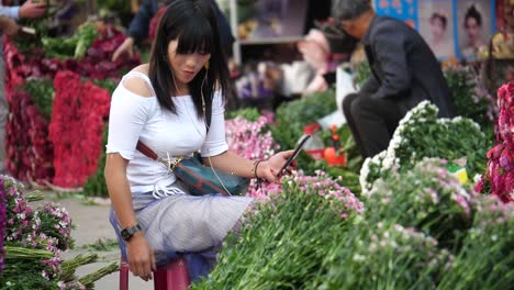 Kunming,-Yunnan,-China---1-De-Septiembre-De-2022:-Una-Hermosa-Vendedora-Arregla-Sus-Flores-En-El-Mercado-De-Flores-De-Kunming-Dounan