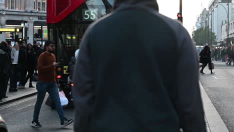 Eine-Etwas-Andere-Fahrt-Durch-Die-Oxford-Street,-London,-Großbritannien