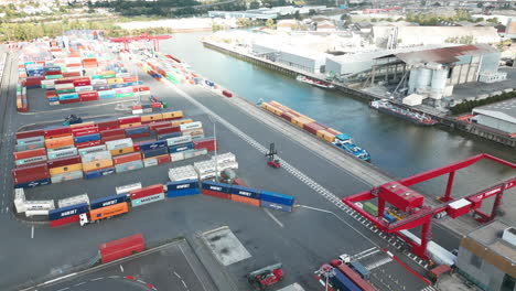 Contenedores-En-El-Moderno-Centro-Logístico-De-Paris-Terminal-Sa,-Gennevilliers-En-Francia