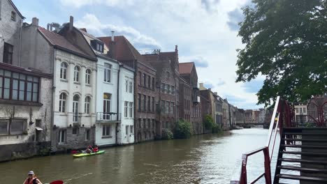 Turistas-En-Kayak-En-El-Río-Lys-En-La-Ciudad-De-Gante-En-Bélgica