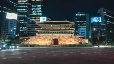 Vista-De-La-Puerta-De-Namdaemun-Con-Tráfico-De-Coches-Nocturnos---Alejar-El-Lapso-De-Tiempo