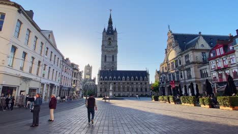 Belfort-Van-Gent---Touristen,-Die-Zur-Goldenen-Stunde-In-Gent,-Belgien,-In-Der-Nähe-Des-Belfrieds-Von-Gent-Spazieren-Gehen