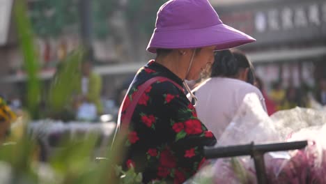 Kunming,-Yunnan,-China---1-De-Septiembre-De-2022:-Florista-De-Anciana-En-El-Mercado-De-Flores-De-Kunming-Dounan