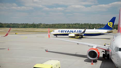 La-Máquina-De-Raynair-Pasa-Por-La-Pista-Del-Aeropuerto-De-Núremberg-Rodeada-De-árboles