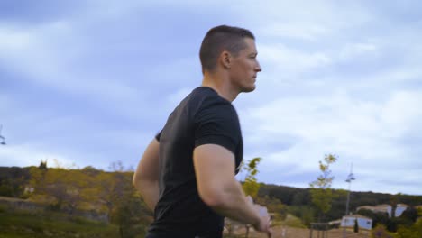 Slowmotion-upper-body-shot-of-an-athletic-man-running-with-perfect-form