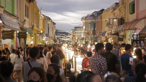 Gente-Turística-Abarrotada-De-Compras-En-Thalang-Road-En-El-Mercado-De-Los-Domingos-Por-La-Noche