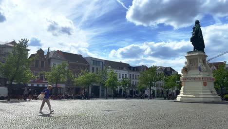 Statue-of-Jacob-van-Artevelde-In-The-Middle-Of-The-Vrijdagmarkt-Square-In-Ghent,-Belgium