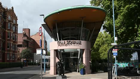 Cena-En-La-Plaza-Tailandesa-Dentro-De-Putney,-Londres,-Reino-Unido