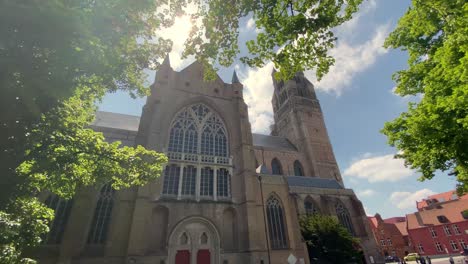 Catedral-De-San-Salvador-En-Un-Día-Soleado-En-Brujas,-Bélgica