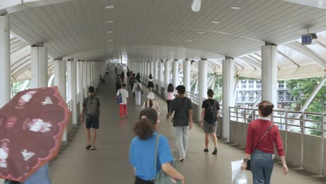 Vista-En-Skywalk-Conduce-A-La-Estación-De-Tren-Bts-En-El-área-De-Sathorn-Con-Hombres-Y-Mujeres-De-Negocios