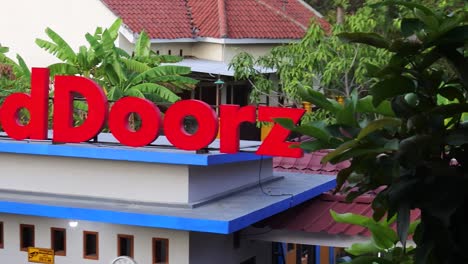 Rembang,-Indonesia---12-De-Septiembre-De-2022:-Caja-De-Neón-De-La-Popular-Cadena-Hotelera-Reddoorz