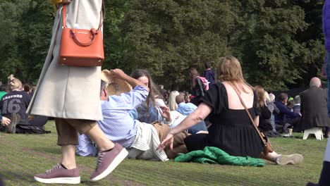 Family-go-to-mourn-the-passing-of-the-Queen-at-Hyde-Park-central-London,-UK