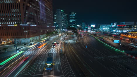 Timelapse-Del-Tráfico-Nocturno-Del-Centro-De-Transferencia-De-Autobús-De-La-Estación-De-Seúl---Vista-Superior-Estática