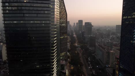 Dron-En-Movimiento-Entre-La-Torre-Ritz-carlton-Y-La-Torre-Bbva-Separadas-Por-La-Icónica-Avenida-Paseo-De-La-Reforma