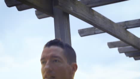 Hombre-Fuerte-Haciendo-Pull-Ups-En-Su-Entrenamiento-Al-Atardecer