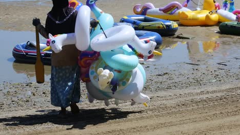 Rembang,-Indonesien---September-2,2022:-Frau,-Die-Schwimmballons-Am-Strand-Vermietet