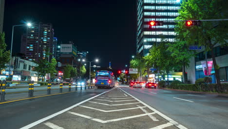 Timelapse-Nocturno-De-Seúl-De-Automóviles-Y-Autobuses-Que-Viajan-A-Lo-Largo-De-Una-Amplia-Carretera-De-Varios-Carriles-En-El-Distrito-De-Yongsan-gu-Con-Vistas-A-La-Torre-Namsan---Estática