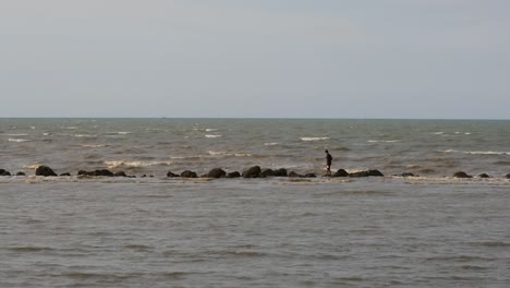 Toma-De-Olas-En-La-Playa-De-Kartini,-Rembang,-Java-Central-El-18-De-Septiembre-De-2022