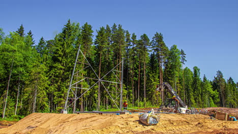 Lapso-De-Tiempo,-Sitio-De-Construcción-En-El-Campo,-Trabajadores-Y-Grúas-Levantando-Torres-De-Metal