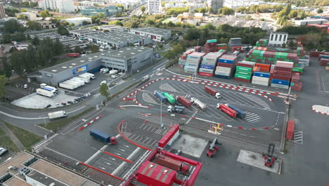 Camiones-En-El-Moderno-Centro-Logístico-De-Paris-Terminal-Sa,-Gennevilliers-En-Francia