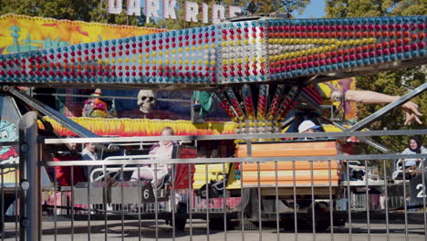 Toma-En-Cámara-Lenta-De-Un-Paseo-De-Carnaval-Girando-Mientras-Los-Niños-Se-Divierten