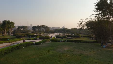 Menschen-Genießen-Einen-Sonnigen-Tag-Im-Al-Azhar-Park,-Kairo,-ägypten