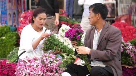 Kunming,-Yunnan,-China---September-1,-2022:-sellers-are-busy-tidying-up-their-flowers-at-the-Kunming-Dounan-Flower-Market