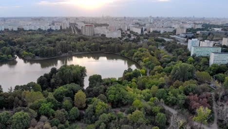 Ior-Park-Luftaufnahme-Bei-Sonnenuntergang,-Bukarest,-Rumänien