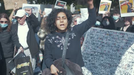 Frau-Schneidet-Sich-Die-Haare-Und-Singt-&quot;Frauenleben-Freiheit&quot;-Dubliner-Protest-Gegen-Das-Unterdrückerische-Iranische-Regime